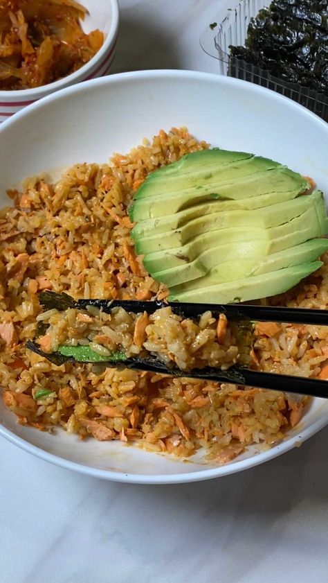 sweatspace on Instagram: Viral Salmon-Rice Bowl Salmon, @seedsofchange jasmine rice, tamari, kewpie mayo, sriracha, kimchi + seaweed Salmon made with avocado oil,… Raw Vegan Dinner Recipes, Salmon Rice Bowl, Salmon Rice, Salmon Avocado, Salmon And Rice, Rice Bowl, Delicious Dinner Recipes, African Food, Healthy Snacks Recipes