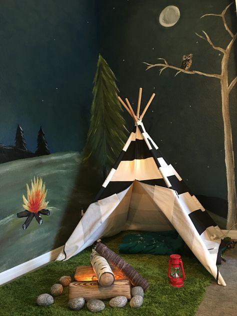 Woodland Camping Theme Bedroom, Campfire Bedroom Ideas, Camping Themed Playroom, Forest Themed Boys Room, Explorer Theme Bedroom, Bedroom Outdoor Theme, Camping Room Decor, Wilderness Playroom, Vintage Camp Bedroom