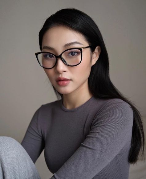 Feminine Glasses, Glasses For Oval Faces, Eyewear Inspiration, Glasses For Face Shape, Glasses Outfit, Glasses Frames Trendy, Glasses Inspiration, Glasses Trends, Womens Glasses Frames