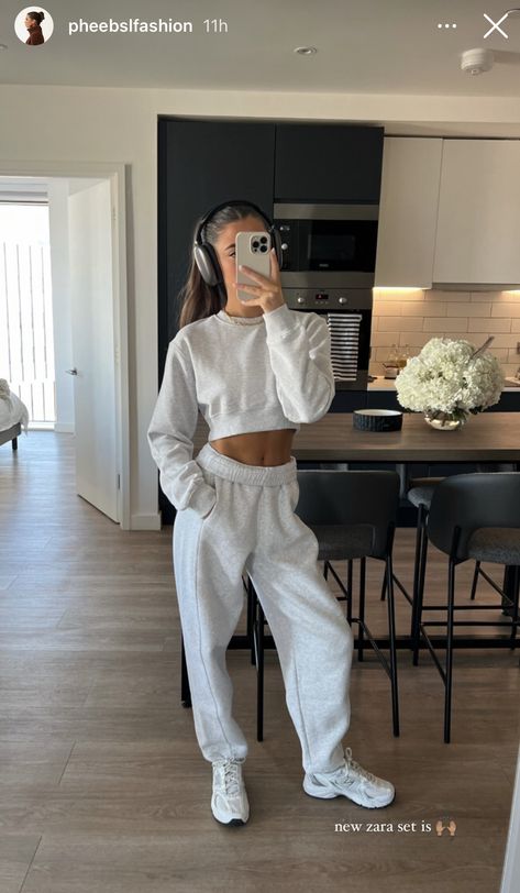 Aritzia Sweatsuit Outfit, Sideline Outfits, Aritzia Sweatsuit, Sweatsuit Outfit, 2024 Wardrobe, Collage Outfits, Neutral Outfits, Gym Aesthetic, Comfy Outfit