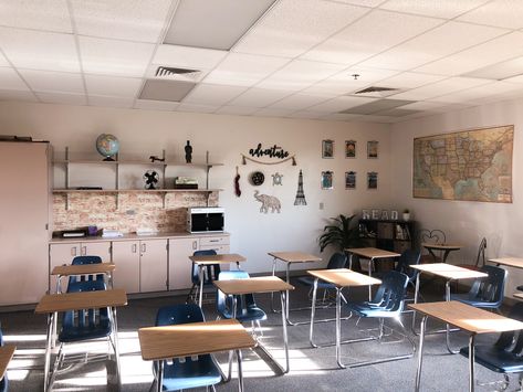 Classroom Aesthetic High School Modern, Highschool Aesthetic Classroom Decor, High School Teacher Room Decor, Highschool History Classroom, Highschool Class Aesthetic, Classrooms High School, High School History Classroom Decorating, Cute Classroom Ideas Highschool, Classroom Aesthetic High School