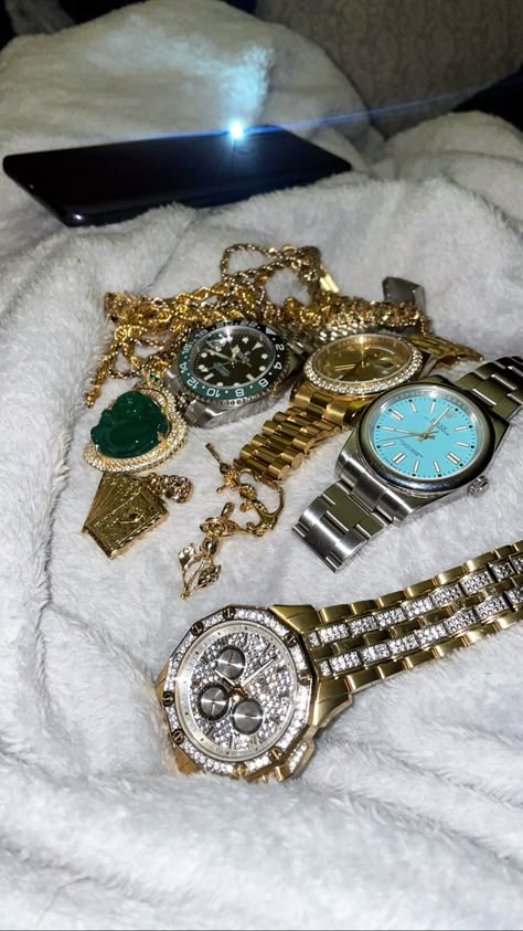 Rich Snaps, Gold Chain Snap, Snack Pictures, Bob Marley Painting, Mens Watches Classy, Looks Hip Hop, Leather Jacket Outfit Men, Attitude Bio For Instagram, Fake Ft Call