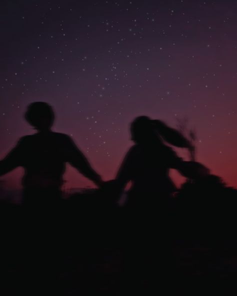 Runaway Aesthetic Couple, Watching Stars Couple, Couple Running Aesthetic, Couple Looking At Stars, Star Gazing Aesthetic Couple, Runaway Couple, Night Couple Aesthetic, Couple Stargazing, Couple Stars