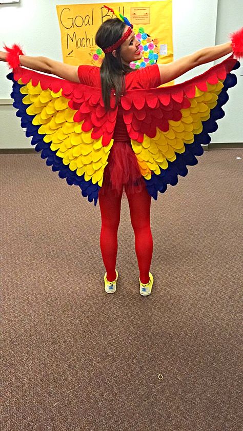 DIY Parrot Costume Parrot Costume Diy, Diy Parrot Costume, Bird Wings Costume, Diy Parrot, Parrot Costume, Spirit Week Outfits, Diy Wings, Insect Crafts, Diy Costumes Women