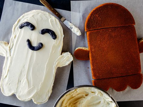 This adorable Halloween dessert is incredibly simple to make – all you need is one square cake, one round cake and a couple of easy knife cuts. Top the whole cake with a quick homemade vanilla frosting, then pipe on eyes and a mouth, for the friendliest ghost your little goblins will love. Halloween Cake Easy Simple, Easy Ghost Cake, Cute Ghost Cake, Cake With Ghosts, Halloween Ghost Cake Ideas, Homemade Vanilla Frosting, 6 Inch Halloween Cake, Halloween Cakes Easy, Black Frosting