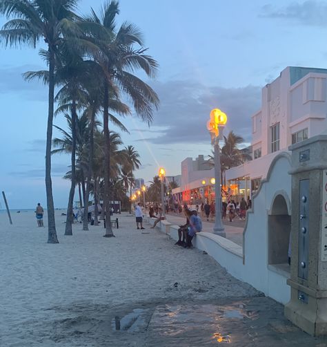 Beach Neighborhood, Hollywood Beach Florida, Los Angeles Aesthetic, Hollywood Florida, Hollywood Beach, Moving To Florida, Destin Florida, Florida Girl, Naples Florida