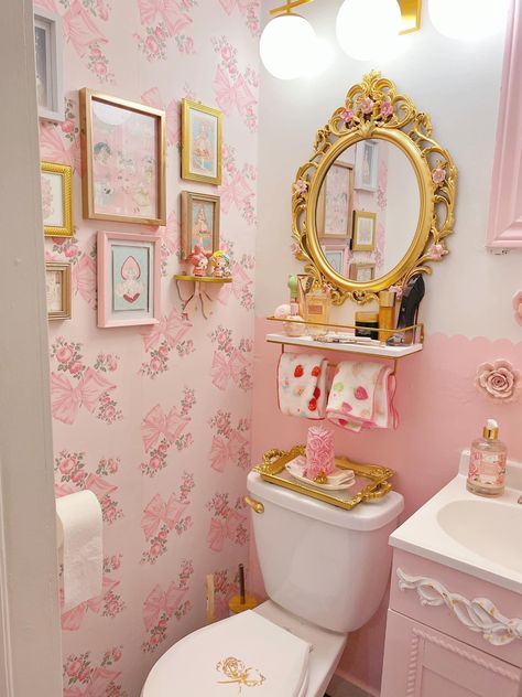 Small Pink Bathroom Ideas, Small Pink Bathroom, Pink Bathroom Aesthetic, Kawaii Bathroom, Tropical Lounge, Princess Bathroom, Room 101, Pink Apartment, Girly Bathroom