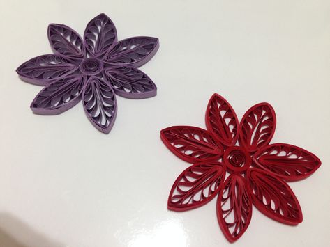 Quilling Flowers using a hair comb How To Do Quilling, Quilling Instructions, Quilling Comb, Quilling Videos, Quilling Flower Designs, Paper Quilling Jewelry, Quilling Work, Art Quilling, Quilled Paper Art