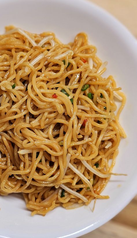 Chili Garlic Noodles - A delicious, and super simple, recipe for this Asian classic adds sweet chili garlic sauce to make a great side dish, or lunch! Simple Asian Noodles, Vietnamese Garlic Noodles, Sweet Chili Garlic Sauce, Chili Garlic Noodles, Yakisoba Recipe, Asian Side Dishes, Garlic Noodles, Ginger Chicken, Asian Noodles