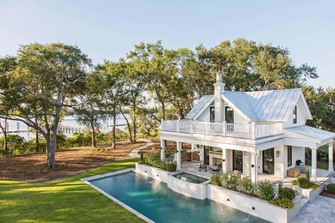 Charleston Beach House, Estilo Charleston, Charleston Architecture, Charleston Beach, South Carolina Beach, Charleston Beaches, House Building Ideas, Beach House Exterior, Beach House Plans