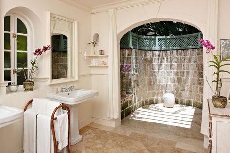 Fustic House Rustic Bathtubs, Small Apartment Therapy, Bathroom Shower Accessories, Small Bathroom With Shower, Small Bathtub, New Bathroom Ideas, Rustic Shower, Outdoor Showers, Farmhouse Shower