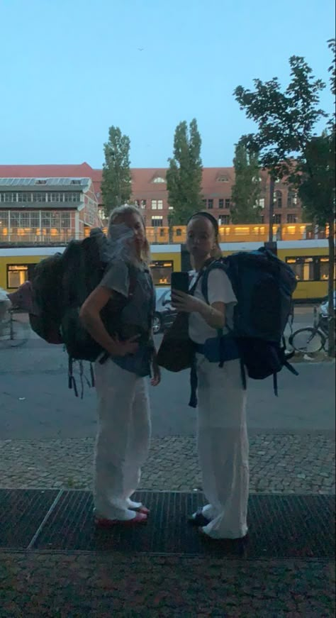 Backpacking Europe Route, Backpacking Europe Outfits Fall, Hostel Travel Aesthetic, Backpacking Essentials Europe, Berlin Summer Style, Hostels In Europe, Backpacking Across Europe Aesthetic, Backpacking Across Europe, Europe Travel Aesthetic Friends