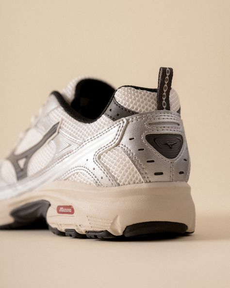 The New Mizuno Sneaker Is The Quintessential Y2K Dad Shoe https://www.highsnobiety.com/p/mizuno-mxr-sport-sneakers-2024/ #fashion  #beauty Y2k Shoes Aesthetic, Running Aesthetics, Japanese Sportswear, Sneakers 2024, Dad Shoe, Y2k Shoes, Dad Shoes, Y2k Retro, Retro Sneakers