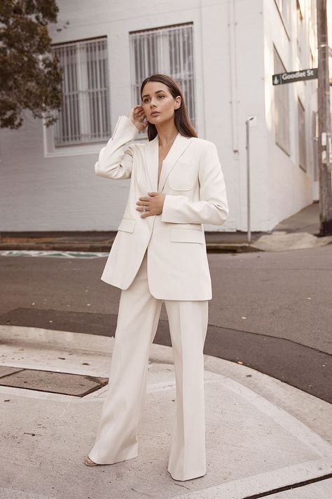 Business Style Women, Blazer Off White, White Pantsuit, Female Suit, Minimalist Moda, Perfect Capsule Wardrobe, Cream Suit, Tailored Suit, White Suit