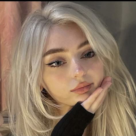 White Hair Face Claims Female, White Hair Makeup Looks, Djerq Tanya Aesthetic, White Hair Girl Aesthetic, Women With White Hair, Girls With White Hair, White Hair Green Eyes, White Hair Woman, White Haired Girl