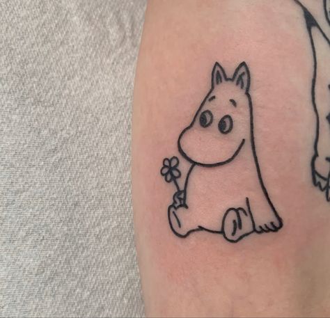 Moomintroll Tattoo, Gromit Tattoo, Moomin Tattoo Ideas, Moomin Tattoo, Tattoos Inspos, Tattoos Cute, Classic Tattoo, Time Tattoos, Dream Tattoos