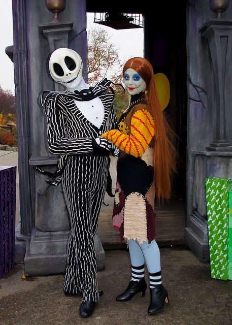 Jack Skellington & Sally by Hilary_JW, via Flickr Jack And Sally Costumes, Sally Halloween Costume, Sally Dress, Sally Costume, Sally Skellington, Halloween Parejas, Disneyland Christmas, Sally Nightmare, Sally Nightmare Before Christmas