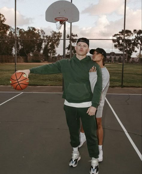 Basketball Photoshoot Couple, Basketball Court Couple Photoshoot, Basketball Court Engagement Photos, Basketball Couple Goals Aesthetic, Couple Basketball Picture Ideas, Basketball Couple Aesthetic, Football Engagement Pictures, Basketball Couple Pictures, Basketball Engagement Photos