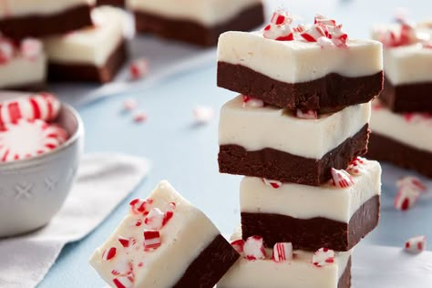 Peppermint Bark Fudge Recipe, Peppermint Bark Fudge, Candy Bark Recipes, Peppermint Bark Recipes, Chocolate Peppermint Bark, Peppermint Fudge, No Bake Dessert Recipes, Bark Recipes, White Chocolate Fudge