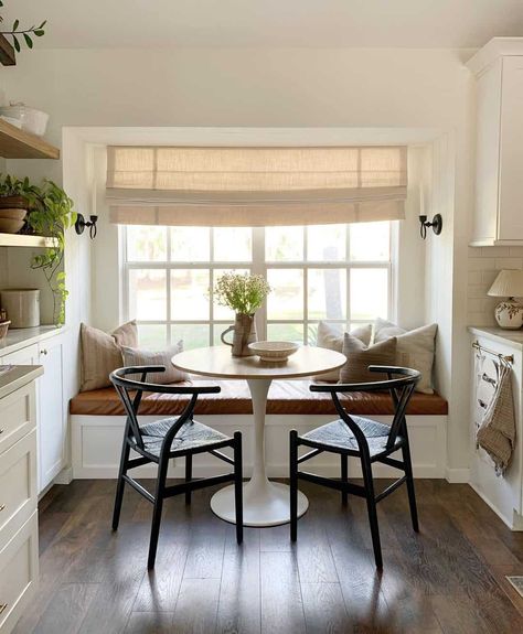 31 Window Bench Ideas to Create Cozy Seating with a View Small Bay Window Ideas, Breakfast Nook Ideas Bay Window, Breakfast Nook Bay Window, Window Bench Ideas, Bay Window Breakfast Nook, Small Bay Window, Nook Window, Oval Kitchen Table, Bay Window Benches