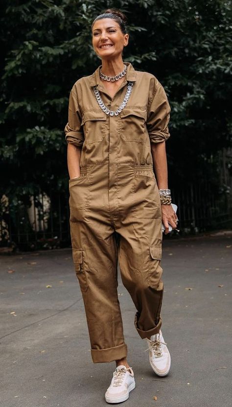 Jumpsuit Outfit Street Style, Khaki Jumpsuit Outfit, Khaki Jumpsuit, Outfit Street Style, 90s Inspired Outfits, Relaxed Outfit, Jumpsuit Outfit, Classy Casual Outfits, Classy Casual