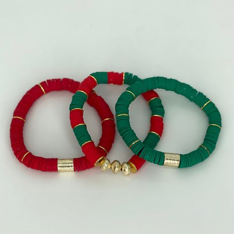 Christmas Bracelets Clay Beads, Christmas Heishi Bead Bracelets, Christmas Clay Bracelets, Christmas Bracelets Ideas, Christmas Bead Bracelets, Christmas Clay Bead Bracelet Ideas, Christmas Friendship Bracelets, Slay Bracelets, Christmas Clay Bead Bracelets