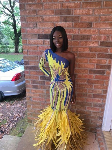 Funny Prom Dresses, Bad Prom Dresses, Worst Prom Dresses, Funny Prom, Yellow Prom Dress, Yellow Prom, Cute Outfits With Jeans, Prom Dresses Yellow, Prom Ideas