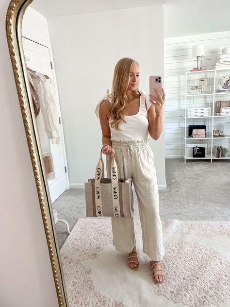 Chic Plane Outfit Summer, Summer Flying Outfit, Women Summer Travel Outfits, Hawaii Plane Outfit, Outfits For Plane Travel Summer, Summer Flight Outfit Casual, Vacation Airport Outfit Summer, Airplane Outfits Summer Beach, Sightseeing Summer Outfits