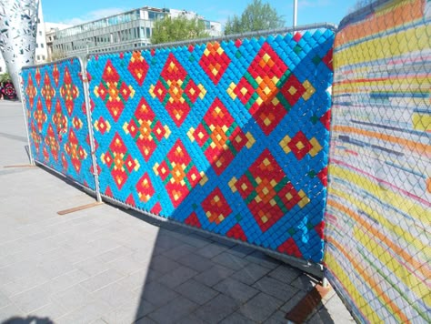 An innovative way to make a chain link fence beautiful                                                                                                                                                                                 More Diy Outdoor Fence, Chain Link Fence Art, Fence Weaving, Chainlink Fence, Fence Decorations, Decorations Items, Garden Fence Art, Outdoor Fence, Link Art