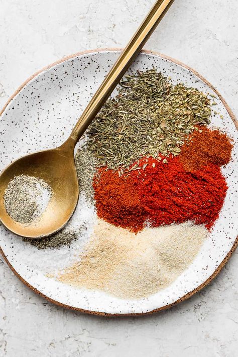 Blackened Seasoning - a flavorful and delicious blackened seasoning recipe that is perfect for so many recipes! #blackenedseasoning #blackenedseason Chipotle Chicken Seasoning, Pork Roast Seasoning, Mexican Spice Mix, Chili Seasoning Recipe, Easy Homemade Chili, Mexican Spice, Homemade Chili Seasoning, Wooden Skillet, Fajita Seasoning Recipe