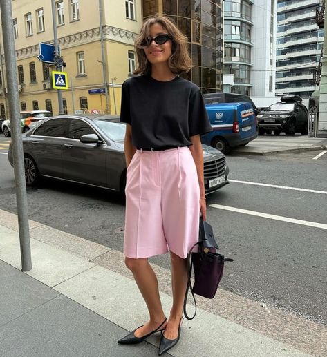 5’2 Fashion, Bermuda Shorts Outfit 2024, Pink Bermuda Shorts Outfit, Summer Street Style 2024 Women, 2024 Summer Street Style, Summer Street Style 2024, Bermuda Shorts Outfit Street Styles, Pink Shorts Outfits, Outfit Minimalista