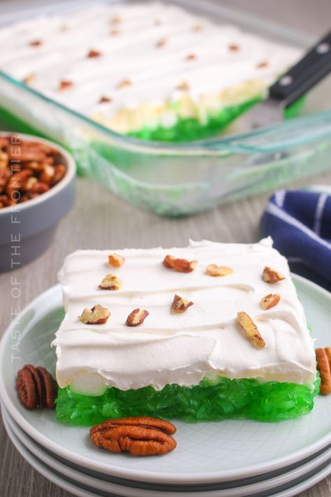 This simple Green Jello Salad AKA 7-Up Jello Salad is a classic side dish that brings back all the nostalgia of the holiday season. Lime Jello Recipes, 7 Up Salad, Raspberry Pretzel Salad, Green Jello Salad, Jello Deserts, Candy Corn Jello Shots, Strawberry Jello Salad, Lime Jello Salads, Jello With Fruit