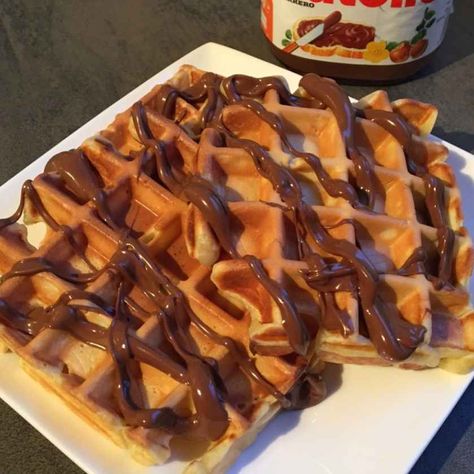 Nutella Waffles Recipe, Bake Bacon, Nutella Waffles, Brussels Travel, Recipe App, Waffles Recipe, Fingerfood Party, Chocolate Waffles, Food Chocolate