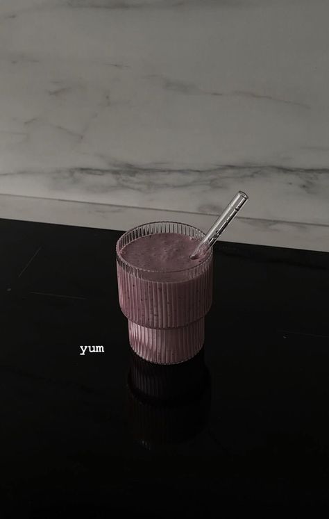 Smoothie Glass Aesthetic, Smoothie Aesthetic Photo, Smoothies Aesthetic, Berries Smoothie, Balance Food, Smoothie Aesthetic, Smoothie Glass, Aesthetic Glasses, Colorful Drinks