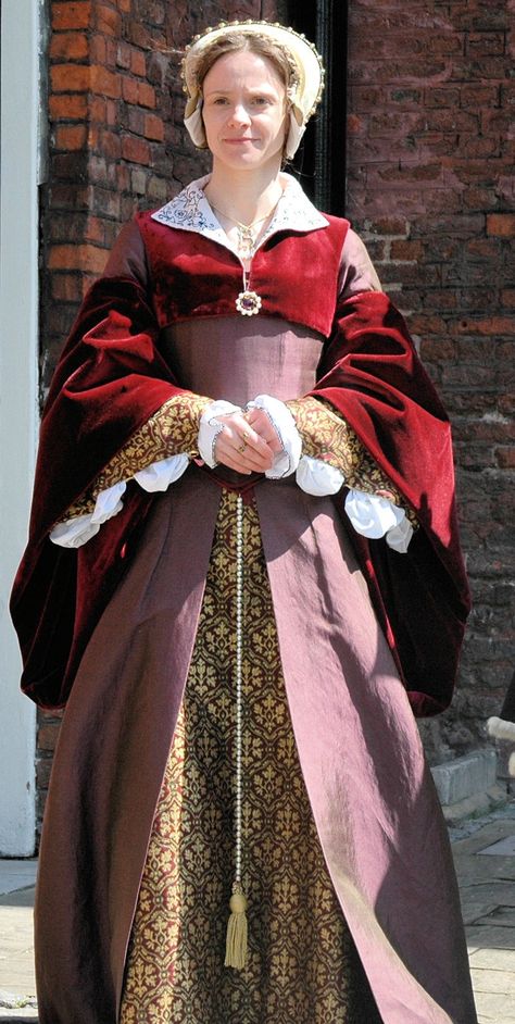 Purple and Burgundy Tudor Gown with French Hood and Partlet with Collar  #sca #garb #tudor Tudor Gown, Elizabethan Fashion, Tudor Dress, 16th Century Fashion, Tudor Fashion, Tudor Costumes, Medieval Garb, Elizabeth I, Medieval Dress