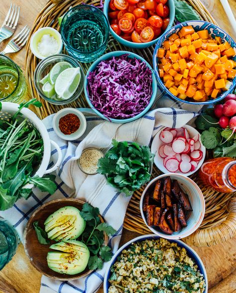 Rainbow Grain Bowls - the most colorful and healthy dish that's perfect for summertime parties Week Of Healthy Meals, Colorful Food, Grain Bowls, Camille Styles, Grain Bowl, Healthy Recipe Videos, Pan Chicken, Eating Recipes, Chicken Fajitas