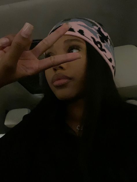 Beanie Picture Ideas, Afro With Beanie, Beanie Black Women, Beanie Outfit Girl, Wig With Beanie, Black Female Aesthetic, Beanies Aesthetic Girl, Beanie Outfit Black Women, Beanie Baddie