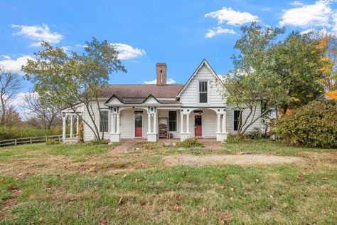 Kentucky Farmhouse, Kentucky Attractions, Older Homes, Ranch Exterior, Farmhouse Renovation, House Redesign, Life Dreams, River Cabin, Farm Girl