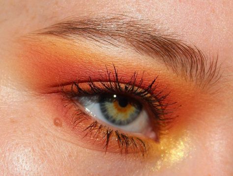 Amber Makeup Look, Red Orange Eyeshadow, Orange Euphoria Makeup, Green And Orange Makeup Looks, Autumn Makeup Art, Julie Crawford, Orange Eyeshadow Looks, Warm Makeup, Thanksgiving Makeup