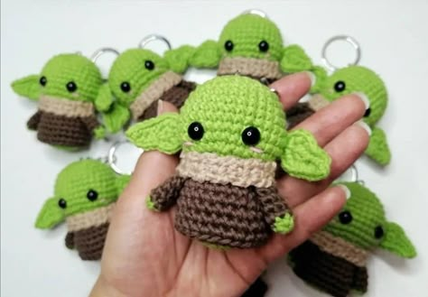 Crochet Baby Yoda Keychain, Animal Bags, Small Crochet Gifts, Star Wars Crochet, Pumpkin Crochet, Fast Crochet, Crochet Fairy, Crochet Disney, Crochet Dolls Free Patterns