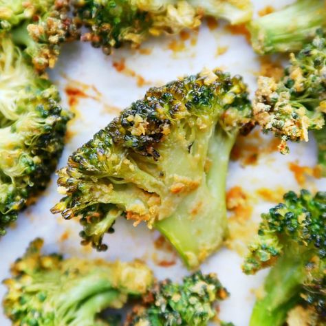 Brócoli Recipes, Best Broccoli Recipe, Broccoli Lemon, Roasted Broccoli Recipe, Recipes With Yeast, Nutritional Yeast Recipes, Fried Broccoli, Hcg Recipes, Grilling Sides