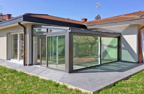 Dal grandissimo impatto estetico e utile a diversi usi, la #veranda ti accoglie in ogni stagione. Per chiudere un balcone o un #portico è necessario però conoscere regolamenti comunali, normative e tempistiche. #homify fa una panoramica di materiali e caratteristiche, e sintetizza la burocrazia da rispettare. L'articolo seleziona i progetti migliori: ce n'è anche uno di #Finextra! #nuovaveranda #giardinodiverno #finextra #vogliounaveranda #realizzareunaveranda #finstral Gazebo, Outdoor Structures