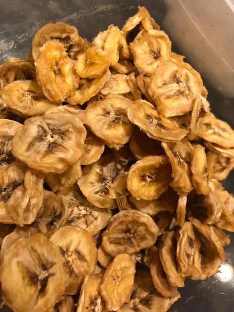 Dehydrated Bananas In Dehydrator, Dehydrated Banana Chips, Dehydrator Recipes Fruit, Homemade Banana Chips, Banana Chips Recipe, Dehydrated Bananas, Dehydrating Food Storage, Chip Recipe, How To Cook Liver