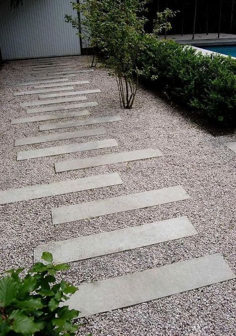 40 Gravel Pathway Ideas With Pros And Cons - DigsDigs Cheap Landscaping Ideas, Modern Front Yard, Pathway Landscaping, Outdoor Walkway, Front Yard Design, Gravel Garden, Modern Landscape Design, Stone Path, Have Inspiration