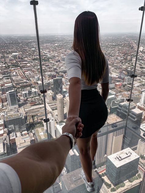 Chicago Aesthetic Couple, Dubai Photography Ideas For Couple, Dubai Couple Goals, Sky Deck Chicago Pictures, Skydeck Chicago Poses, Chicago Couple Pictures, Dubai Couple Photography, Skydeck Chicago Pictures, New York Couple Pictures