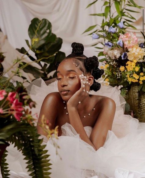 black girl aesthetic on Twitter: "… " Pose Fotografi, Creative Photoshoot Ideas, Glam Photoshoot, Photographie Portrait Inspiration, Fancy Makeup, Photoshoot Themes, Photoshoot Concept, Trik Fotografi, Afro Art