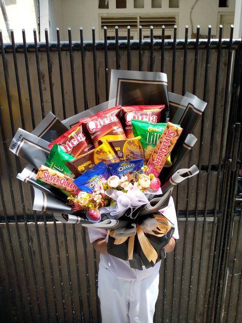 https://www.instagram.com/rjbstore/ Snack Bouquet, Cake Snack, Bouquet Tutorial, Snack Gift, Diy Gift Set, Best Friends Shoot, Snack Cake, Diy Bouquet, Diy Gift