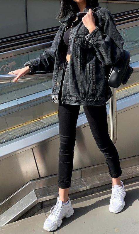 How To Style A Black Jean Jacket, Oversized Black Jean Jacket Outfits, Dark Blue Jean Jacket Outfits, Denim Jacket Outfits For Women, Outfit Jeans Jacket, Hoodie Jacket Outfit, Cropped Denim Jacket Outfit, Black Denim Jacket Outfit, Trendy Outfit Inspo