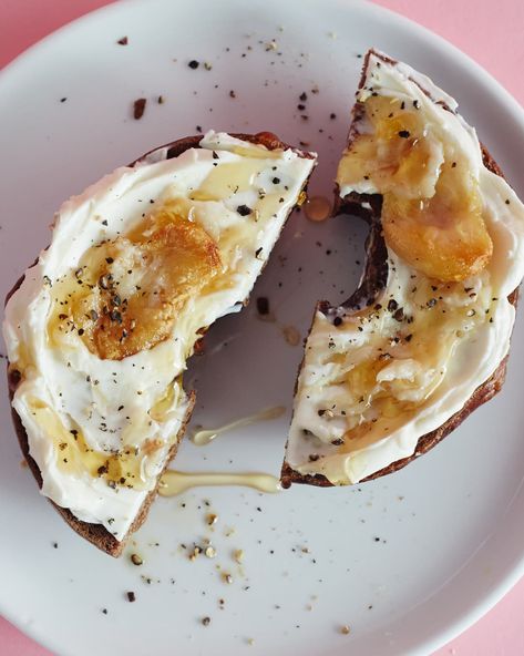 Cream Cheese Toast Recipes, Bagel Cream Cheese Toppings, Bagel And Cream Cheese Ideas Breakfast, Toast And Cream Cheese Ideas, Sweet Bagel Toppings Ideas, Everything Bagel With Cream Cheese, Cream Cheese Schmear, Plain Bagel With Cream Cheese, Morning Bagel Ideas