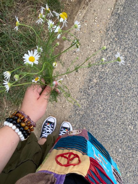 Hippy Vibes Aesthetic, Hippy Summer Aesthetic, Hana Vibe, Nature Hippie Aesthetic, Girly Hippie Aesthetic, Hippie Vision Board, Hippy Girl Aesthetic, How To Be A Hippie, Hippie Core Aesthetic